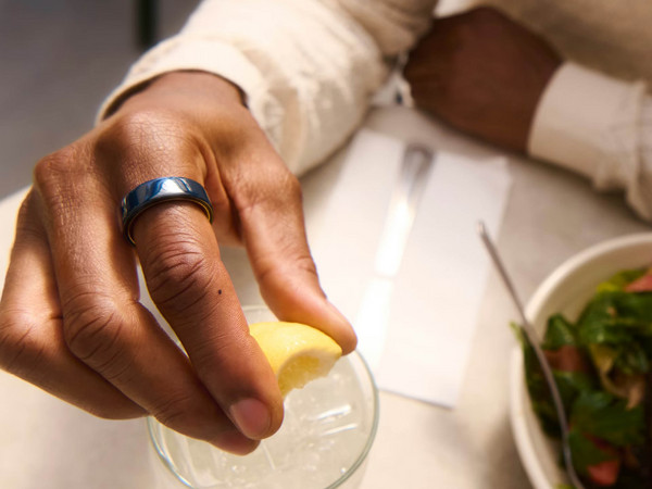 Smart Ring Oura Ring 4 Ceramic,
Medidor de Oxígeno en Sangre,
Compatible con Android e iOS, 
Talla 13. 
Color Midnight.