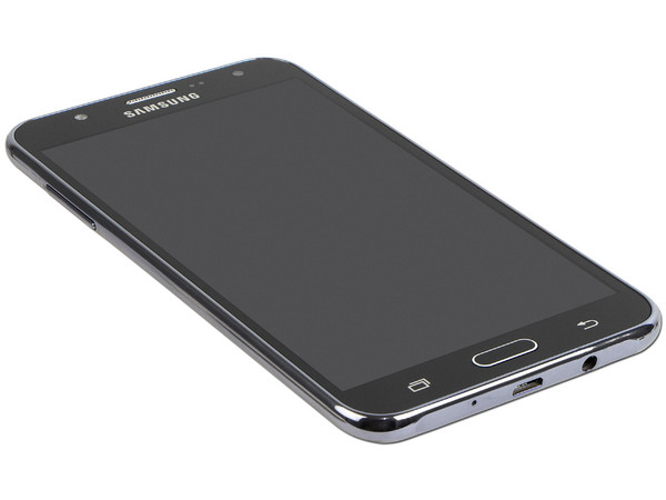 Smartphone Samsung Galaxy J7:
Procesador Octa Core (1.5 GHz),
Memoria RAM de 1.5GB, Almacenamiento de 16GB (expandible con microSD),
Pantalla 5.5