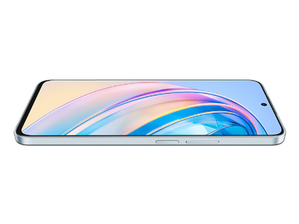 Smartphone Honor X8a: 
Procesador Mediatek Helio G88 (hasta 2.0 GHz), 
Memoria RAM 8GB, 
Almacenamiento de 128GB, 
Pantalla LED Multi-Touch FHD de 6.7