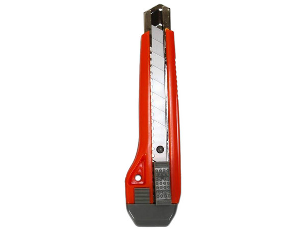 Cutter Plástico MAE CAM-G Gran 18mm Ancho con Alma de Metal. Color Negro.