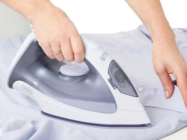 Plancha a vapor Oster, 160ml, Color lavanda.