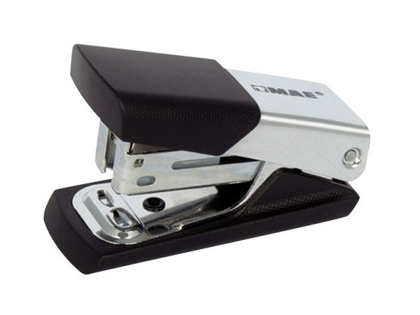 Engrapadora mini MAE ME-12C de media tira, capacidad de hasta 20 hojas.