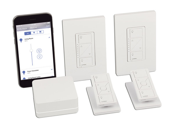 Kit de Sistema de Control de Iluminacion Lutron Hub, Controlador, 2 Atenuadores, 2 Controles remotos, 2 Base de mesa para control remoto y 2 Tapas.
