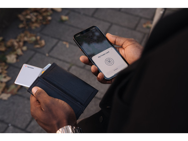 Localizador Tarjeta Bluetooth Verbatim MyFinder personal, Resistente al Polvo y Agua, IP66, compatible con Find My de Apple, Color Negro. Paquete de 3 Piezas, Negro, Plata y Blanco.