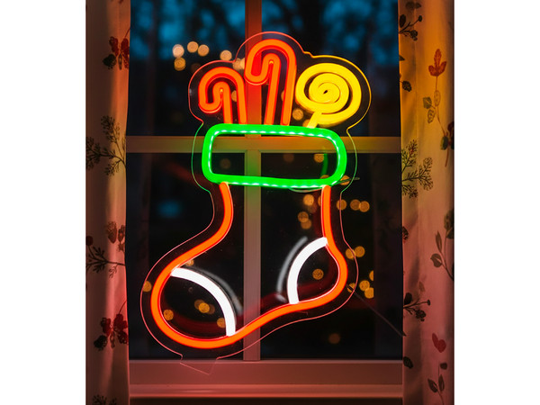 Neón Bota Navideña, Luces LED Decorativas (21 × 33 cm).
Su estilo luminoso y colorido añade un toque clásico y alegre, ideal para hogares, oficinas o escaparates que buscan destacar con personalidad festiva.