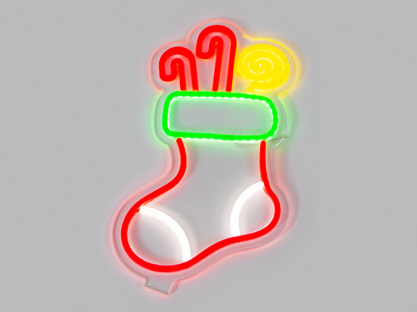 Neón Bota Navideña, Luces LED Decorativas (21 × 33 cm).
Su estilo luminoso y colorido añade un toque clásico y alegre, ideal para hogares, oficinas o escaparates que buscan destacar con personalidad festiva.