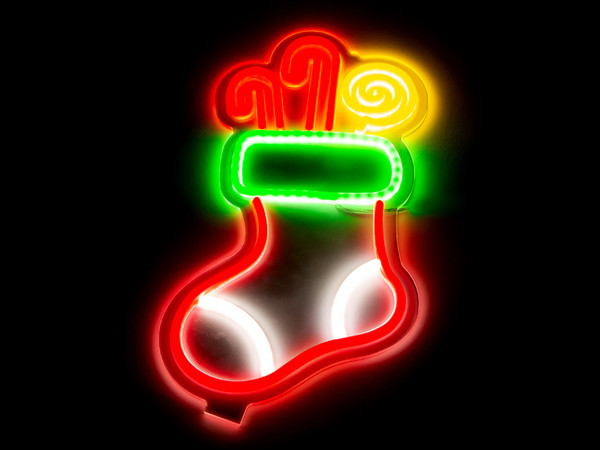 Neón Bota Navideña, Luces LED Decorativas (21 × 33 cm).
Su estilo luminoso y colorido añade un toque clásico y alegre, ideal para hogares, oficinas o escaparates que buscan destacar con personalidad festiva.