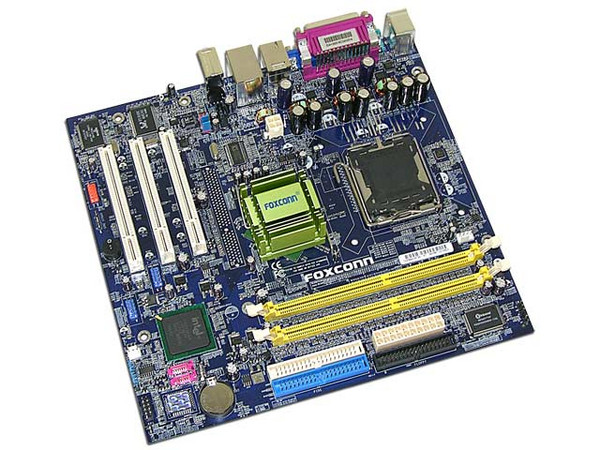 T. Madre Foxconn 865GV7MC- S, ChipSet Intel 865GV,
Soporta: Pentium 4 de la Serie 5xx, 
Socket 775, FSB 800/533MHz,
Integrado: Audio, Video, Red 10/100M,
Memoria: DDR 266/333/400 Mhz, 2 Bancos, 2GB Max,
Diseño: Micro ATX, Puertos 3x