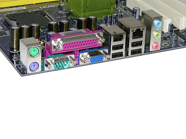 T. Madre Foxconn 865GV7MC- S, ChipSet Intel 865GV,
Soporta: Pentium 4 de la Serie 5xx, 
Socket 775, FSB 800/533MHz,
Integrado: Audio, Video, Red 10/100M,
Memoria: DDR 266/333/400 Mhz, 2 Bancos, 2GB Max,
Diseño: Micro ATX, Puertos 3x