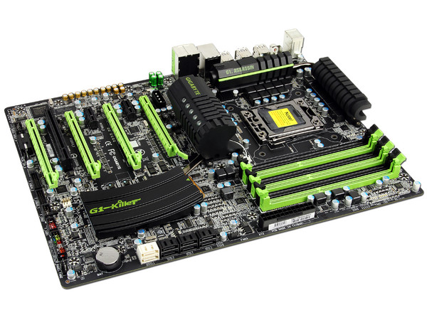 T. Madre Gigabyte G1.ASSASSIN, ChipSet Intel X58 Exp.,
Soporta: Core i7 Socket 1366,
Integrado: Audio HD, Red,
USB 3.0 y SATA 3.0,
Memoria: DDR3 2200/1333/1066MHz, 24GB Max,
XL-ATX, Ptos: 4xPCIEx16, 2xPCIEx1.