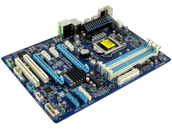 T. Madre Gigabyte GA-P67A-UD3, ChipSet Intel P67 Exp.,
Soporta: Core i7, Core i5 y Core i3 de Socket 1155,
Integrado: Audio HD, Red 10/100/1000, 
Memoria: DDR3 2133/1866/1600, 16GB Max, 
ATX, Ptos: 2xPCEx16, 3xPCIEx1, 2XPCI