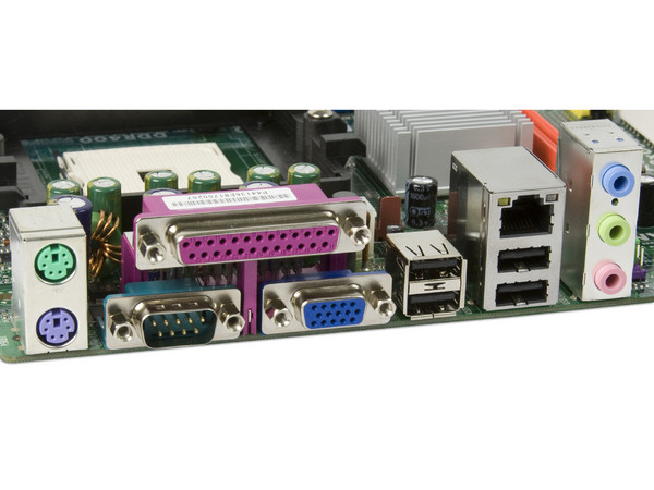 T. Madre GOAL3+, Chipset SiS 761GX,
Soporta: Athlon 64 (K8) / Sempron, Socket 754,
Memoria: DDR333 266/200MHz, 2GB Max,
Integrado: Audio, Red,
Diseño: Micro ATX, Ptos:1xPCEX16, 1xPCI, 1x CNR