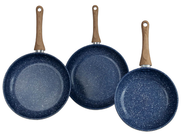 Juego de Sartenes Queen Sense Premium Carb Azul (LCS002-03) incluye tres sartenes con diámetros de 20 cm, 24 cm y 28 cm. cada sartén está fabricado en acero al carbón con un recubrimiento antiadherente de alta calidad y cuenta con mangos ergonómicos.