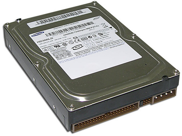 Disco Duro Samsung de 300GB, IDE a 7200RPM, 8MB en Caché.