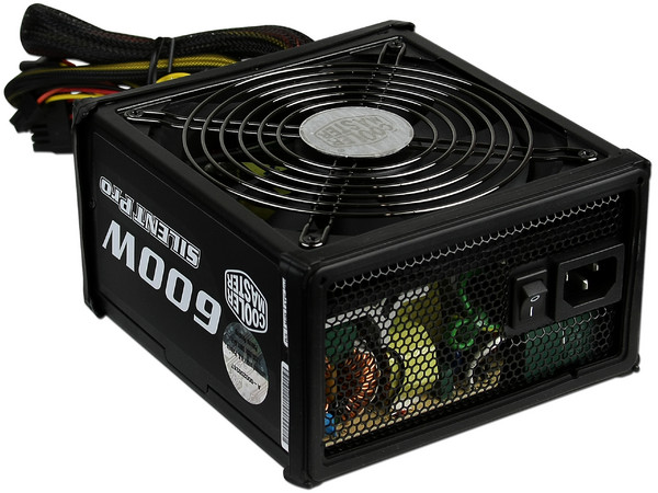 Fuente de Poder Cooler Master Silent Pro M de 600W.