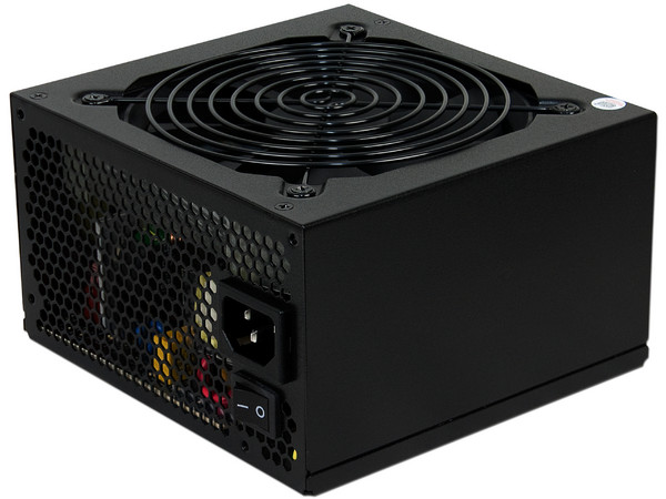Fuente de Poder Cooler Master Extreme Power Plus de 700W.