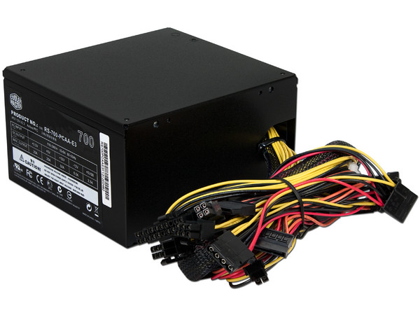 Fuente de Poder Cooler Master Extreme Power Plus de 700W.
