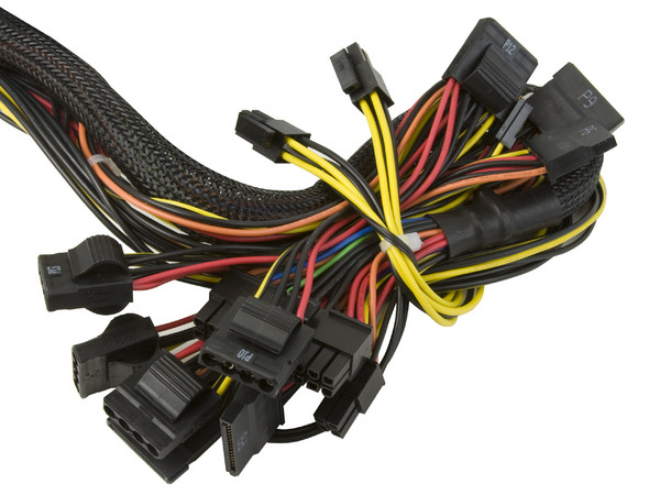 Fuente de Poder Cooler Master eXtreme Power Plus de 500W.