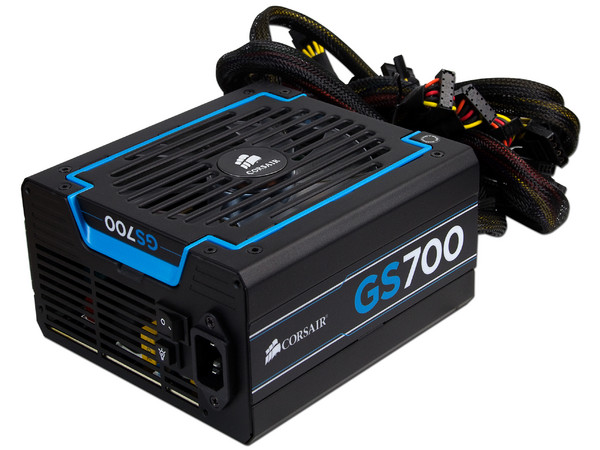 Fuente de Poder Corsair GS700 de 700W.