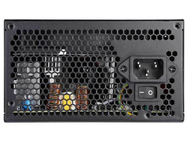 Fuente de Poder Thermaltake de 650W, con ventilador de 120mm.