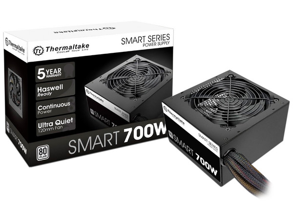 Fuente de Poder Thermaltake de 700W, con ventilador de 120mm, cetificación 80 PLUS Standard.