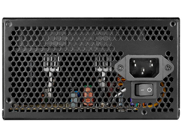 Fuente de Poder Thermaltake de 700W, con ventilador de 120mm, cetificación 80 PLUS Standard.