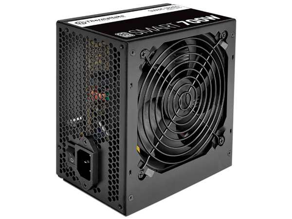 Fuente de Poder Thermaltake de 700W, con ventilador de 120mm, cetificación 80 PLUS Standard.