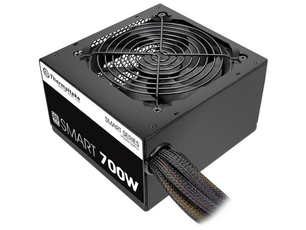 Fuente de Poder Thermaltake de 700W, con ventilador de 120mm, cetificación 80 PLUS Standard.