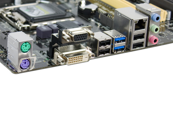 T. Madre ASUS B85-PLUS, ChipSet Intel B85,
Soporta: Core i7/i5/i3 de Socket 1150,
Memoria: DDR3 1600/1333/1066 MHz, 32GB Max,
Integrado: Audio HD, Red,
USB 3.0 y SATA 3.0,
ATX, Ptos: 2xPCIEx16, 2xPCIEx1, 3xPCI