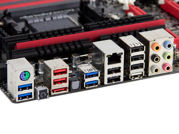 T. Madre Asus Crosshair V Formula, ChipSet AMD 990FX,
Soporta: AMD FX, Phenom II X6 de Socket AM3+,
USB 3.0 y SATA 3.0,
 Integrado: Audio HD, Red Gigabit,
Memoria: DDR3 2133(O.C.)/1600/1333MHz
Diseño ATX, Ptos: 4xPCIEX16, 1xPCIEX1