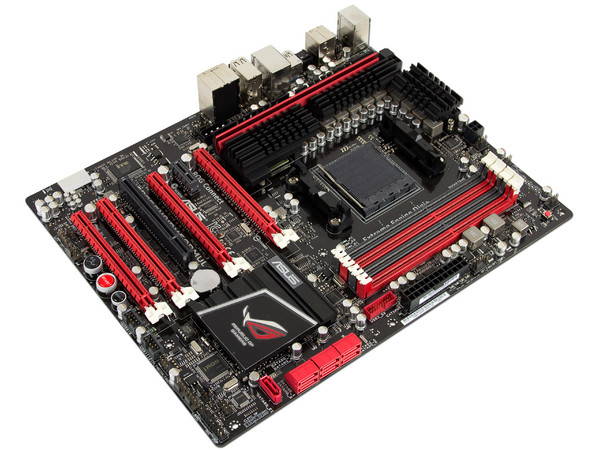 T. Madre Asus Crosshair V Formula, ChipSet AMD 990FX,
Soporta: AMD FX, Phenom II X6 de Socket AM3+,
USB 3.0 y SATA 3.0,
 Integrado: Audio HD, Red Gigabit,
Memoria: DDR3 2133(O.C.)/1600/1333MHz
Diseño ATX, Ptos: 4xPCIEX16, 1xPCIEX1
