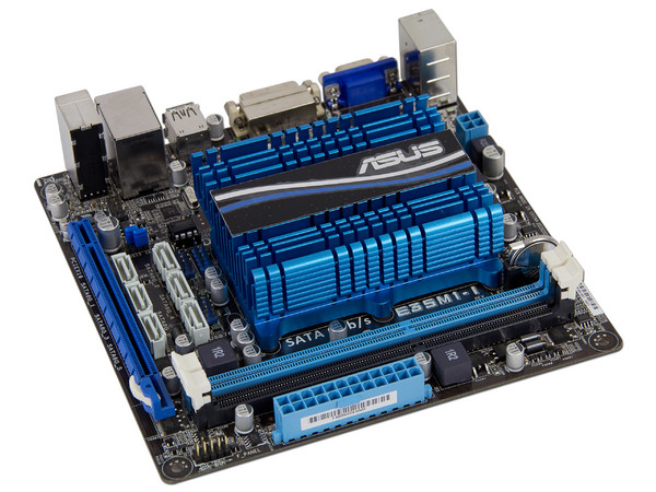 T. Madre Asus E35M1-I, ChipSet AMD Hudson M1,
Procesador Integrado AMD E-350 Dual Core APU (1.6GHz),
Integrado: Video Radeon HD 6310,
SATA 3.0,
Memoria: DDR3 1066/800MHz,
Mini ITX, Ptos: 1xPCIEX16.