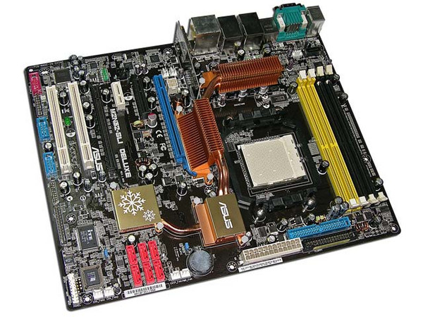 T. Madre ASUS M2N32-SLI Deluxe/Wireless Edition,
ChipSet NVIDIA nForce 590 SLI MCP,
Soporta: Socket AM2 Athlon 64 X2 / Athlon 64 FX / Athlon 64,
Memoria: DDR2 800/667/533, 4 Bancos, 8GB Max,
Integrado: Audio 8CH, Dual GigabitLAN, WiFi-AP Solo IEEE802