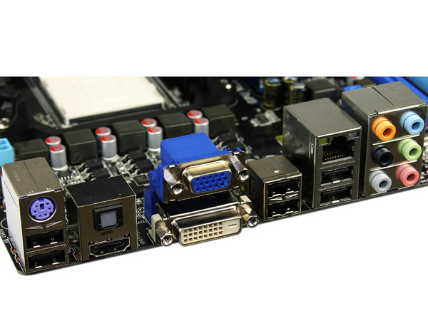 T. Madre Asus M4A785T-M/CSM, ChipSet AMD 785G,
Soporta: Phenom II X3 y X4 de Socket AM3,
Integrado: Video ATI HD 4200, Audio HD, Red Realtek,
Memoria: DDR3 1800(O.C.)/1333MHz,
Diseño mATX, Ptos: 1xPCIEX16, 1x