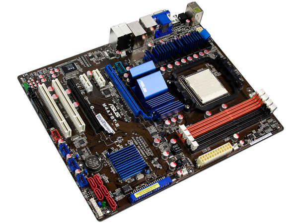 T. Madre Asus M4A78T-E, ChipSet AMD 790GX,
Soporta: Phenom II X3 y X4 de Socket AM3,
Integrado: Video ATI HD 3300, Audio HD, Red Gigabit,
Memoria: DDR3 1600(O.C.)/1333MHz,
Diseño ATX, Ptos: 2xPCIEX16, 2xPCI-EX1, 2xPC
