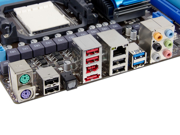 T. Madre ASUS M4A87TD EVO, Chipset AMD870,
Soporta: Phenom II X3, X4 Socket AM3,
Memoria: DDR3 1600(O.C.)/1333/1066MHz, 16GB Max,
USB 3.0 y SATA 3.0
Integrado: Audio HD, Red,
Diseño: ATX, Ptos:2xPCIEX16, 1xPCIEX1, 3xPCI