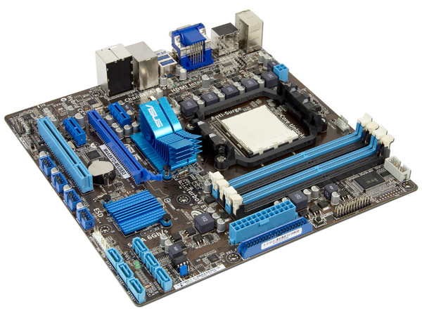 T. Madre ASUS M4A88TD-M/USB3, Chipset AMD880G,
Soporta: Phenom II X3/X4 Socket AM3,
Memoria: DDR3 1600(O.C.)/1333/1066MHz,
USB 3.0 y SATA 3.0
Video Radeon HD 4250,
MicroATX, Ptos:1xPCEx16, 2xPCEx1
