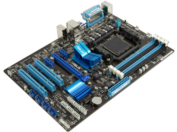 T. Madre ASUS M5A87, Chipset AMD870,
Soporta: FX/Phenom II/Athlon II/Sempron de Socket AM3+,
Memoria: DDR3 2000(O.C.)/1333/1066MHz, 16GB Max,
 USB 3.0 y SATA 3.0,
Integrado: Audio HD, Red,
Diseño ATX, Ptos: 1xPCIEX16, 2xPCIEX1, 3xPC