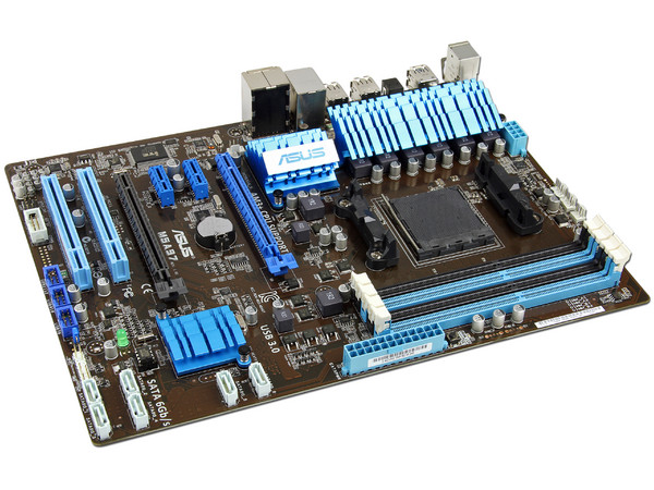 T. Madre ASUS M5A97, Chipset AMD 970,
Soporta: FX/Phenom II/Athlon II/Sempron, Socket AM3+,
Memoria: DDR3 2133(O.C.)/1333/1066MHz, 32GB Max,
 USB 3.0 y SATA 3.0
Integrado: Audio HD, Red,
Diseño ATX, Ptos: 2xPCIEX16, 2xPCIEX1