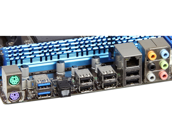 T. Madre ASUS M5A97, Chipset AMD 970,
Soporta: FX/Phenom II/Athlon II/Sempron, Socket AM3+,
Memoria: DDR3 2133(O.C.)/1333/1066MHz, 32GB Max,
 USB 3.0 y SATA 3.0
Integrado: Audio HD, Red,
Diseño ATX, Ptos: 2xPCIEX16, 2xPCIEX1