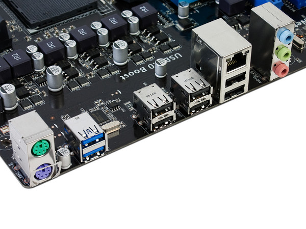 T. Madre ASUS M5A97 LE R2.0, Chipset AMD 970,
Soporta: FX/ Phenom / Athlon /Sempron 100 Series, Socket AM3+,
Memoria: 2133(OC)/1866/1600/1333/1066 MHz, 32GB max,
Integrado: Audio HD, Red Gigabit,
SATA 3.0, USB 3.0,
Diseño ATX, Ptos: 2xPCIEx16, 2xPCI