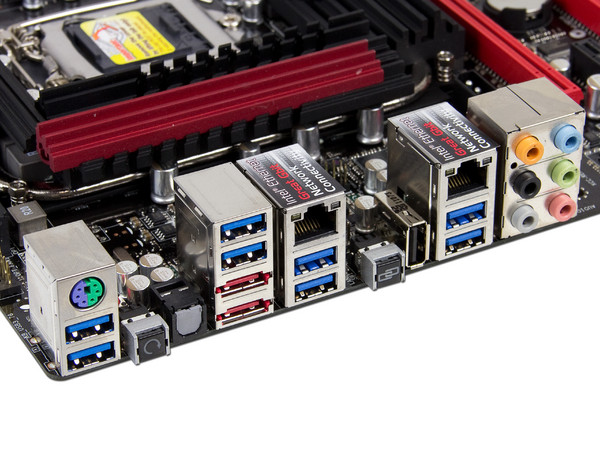 T. Madre Asus Maximus IV Extreme-Z, ChipSet Intel Z68,
Soporta: Core i7/i5/i3 de Socket 1155,
USB 3.0 y SATA 3.0,
Memoria: DDR3 1866(O.C.)/1600/1333MHz, 32GB Max,
ATX, Ptos: 4xPCIEX16, 1xPCIEX4, 1xPCIEX1