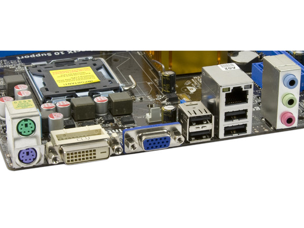 Tarjeta Madre ASUS P5G41-M LE/CSM, ChipSet Intel G41,
Soporta: Core 2 Quad, Core 2 Duo, 1333/1066MHz,
Memoria: DDR2 1066/800/667MHz, 2 Bancos, 8GBMax,
Integrado: Audio HD, Red, Video Intel, Diseño: mATX,
Puertos: 1xPCIEx16, 1xPCIEx1, 2xPCI
