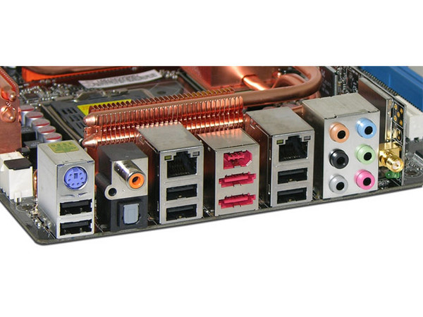 Tarjeta Madre ASUS P5K3 Deluxe/WiFi-AP, ChipSet IntelP35,
 Soporta: Core 2 Quad, Core 2 Duo, 800/1066/1333MHz,
Memoria:  DDR3 1333*/1066/800MHz, 4 Bancos, 8GBMax,
Integrado: Audio 7.1 Coaxial / Óptica, LAN Dual Gigabit,
Diseño: ATX, 