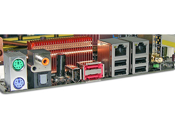 Tarjeta Madre ASUS P5N32-SLI Premium WiFi-AP
ChipSet nVidia nForce 590 SLI
Soporta: Core 2 Extreme / Core 2 Duo / Pentium EE
BUS de 1066/800MHz, Memoria: DDR2 800, 4 Bancos, 8GB Max
Integrado: Audio 8 CH., Dual Gigabit LAN, 802.11g WiFi
Diseño: ATX