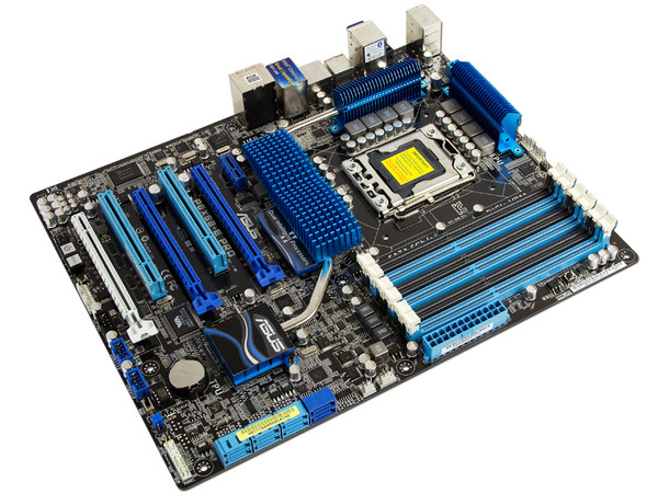 T. Madre ASUS P6X58-E PRO, ChipSet Intel X58,
Soporta: Core i7/Core i7 Extreme Edition de Socket 1366,
Integrado: Audio HD, Red,
 USB 3.0 y SATA 3.0,
Memoria: DDR3 2200(O.C.)/1600/1333MHz, 48GB Max,
ATX, Ptos: 3xPCIEX16, 1xPCIEx1