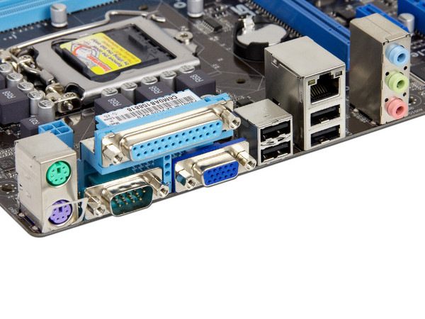 T. Madre ASUS P8H61-M LX PLUS R2.0, Chipset Intel H61 Exp.,
Soporta: Core i7/i5/i3 de Socket 1155,
Memoria: DDR3 2200(O.C.)/1600/1333/1066MHz, 16 GB Max,
Integrado: Audio HD, Red Gigabit,
Diseño Micro-ATX, Ptos: 1xPCIEX16, 3xPCIEX1