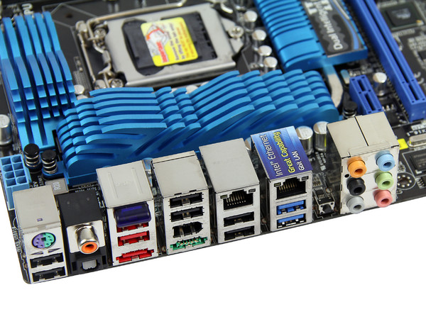 T. Madre ASUS P8P67 DELUXE -B3, ChipSet Intel P67 Exp.,
Soporta: Core i7/i5/i3 de Socket 1155,
Memoria: DDR3 2200(O.C)/2133(O.C.)/1600/1333MHz,
 USB 3.0 y SATA 3.0,
Diseño ATX, Ptos: 3xPCIEx16, 2xPCIEx1, 2xPCI.
