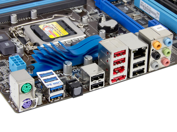 T. Madre ASUS P8P67-M-B3, ChipSet Intel P67 Exp.,
Soporta: Core i7/i5/i3 de Socket 1155,
Integrado: Audio HD, Red,
 USB 3.0 y SATA 3.0,
Memoria: DDR3 2200(O.C)/1600/1333MHz,
Diseño MicroATX, Ptos: 1xPCIEx16,1xPCIEx4