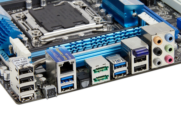 T. Madre ASUS P9X79 PRO, ChipSet Intel X79,
Soporta: Core i7 de Socket 2011,
Memoria: DDR3 2400(O.C.)/1333/1066 MHz, 64GB Max,
Integrado: Audio HD, Red, Bluetooth,
USB 3.0 y SATA 3.0,
ATX, Ptos: 4xPCIEX16, 2xPCIEx1